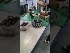 Es werden Kugelrollenlager installiert